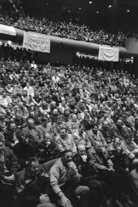 3500 man in stukgoedsector in Rotterdam in staking na weigering werkgevers te pr, Bestanddeelnr 933-8642