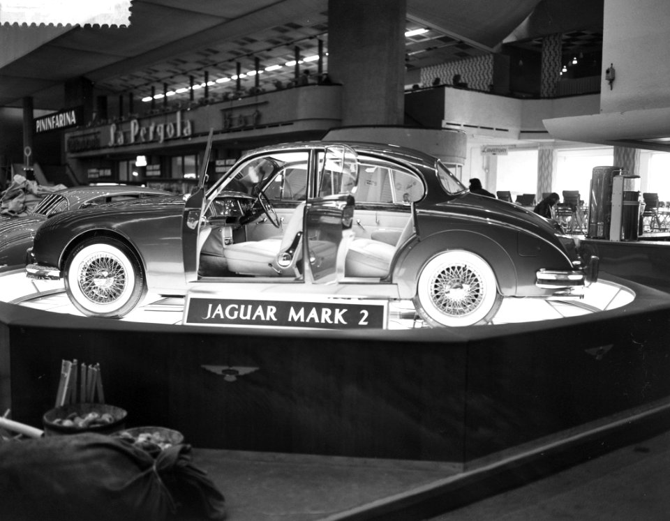 41e automobieltentoonstelling in Brussel, stand van Jaguar Mark, Bestanddeelnr 911-9844