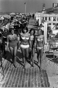 4 oktober 1964, stranddag drukte op het strandterras te Zandvoort, Bestanddeelnr 916-9633