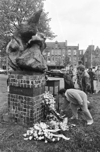 4 mei, dodenherdenking kranslegging bij het Zigeunermonument op het Museumplein, Bestanddeelnr 933-9691