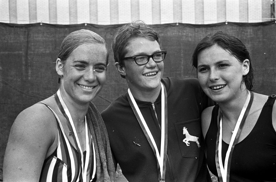 400m wisselslag. Betty Heukels (tweede plaats), Kalinka Germishuis (eerste plaat, Bestanddeelnr 920-4522