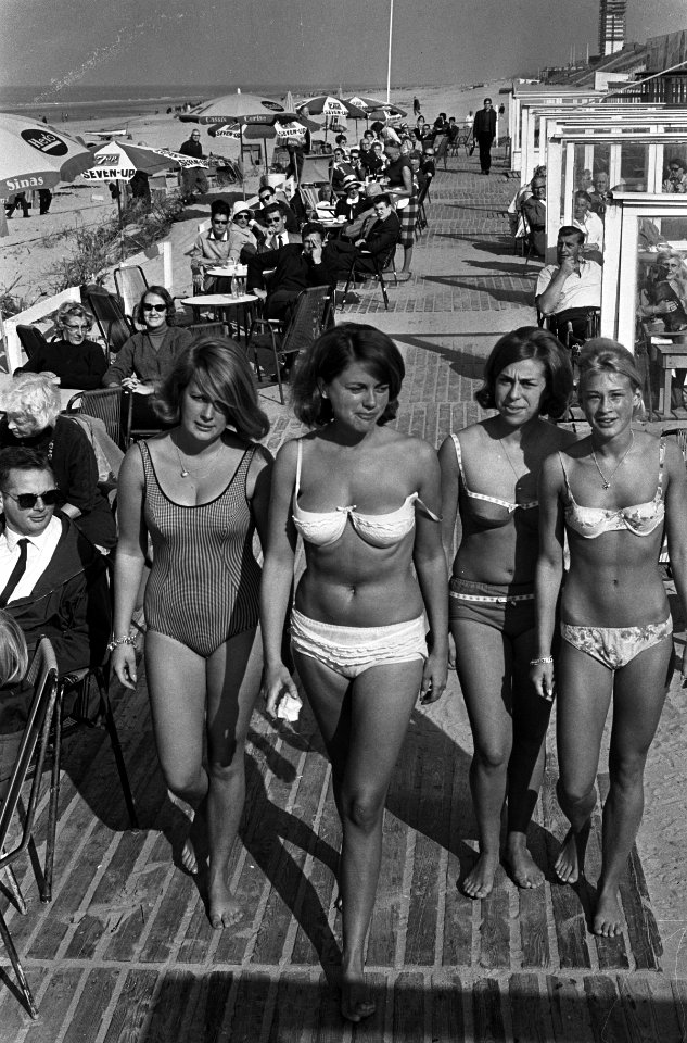 4 oktober 1964, stranddag drukte op het strandterras te Zandvoort, het strandter, Bestanddeelnr 916-9636
