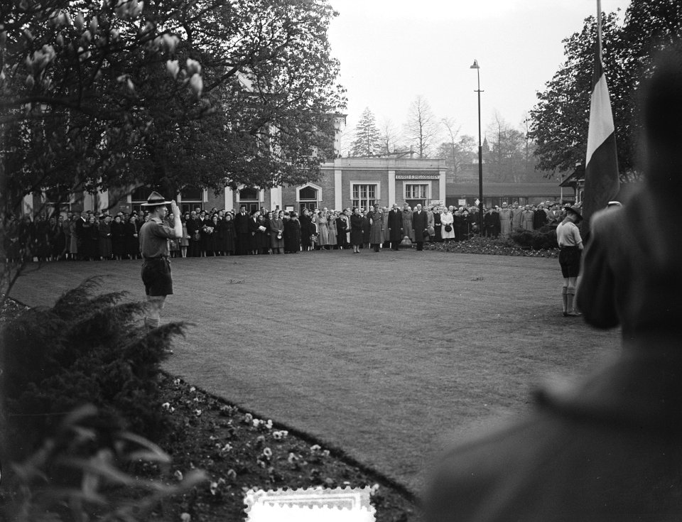 4 mei dodenherdenking , kranslegging Koningin en Prins Bernhard Baarn, Bestanddeelnr 906-4476