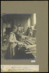 4 Maken van spanen mandjes (140 tot 200 stuks per dag per persoon), Bestanddeelnr 256-1569