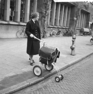 4 wielige karretjes voor vrouwelijke postbode te Amsterdam, Bestanddeelnr 912-1657 photo