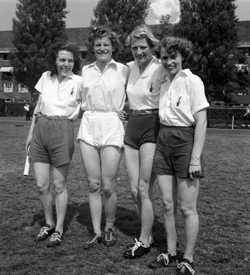 4 x 100 meter estafetteploeg van A.V. Sagitta met vlnr Nel Buch, Gre de Jongh, �, Bestanddeelnr 904-0007