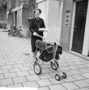 4 wielige karretjes voor vrouwelijke postbode te Amsterdam, Bestanddeelnr 912-1658 photo