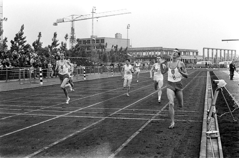 4 x 400m estafette heren. Rein van den Heuvel (rechts) wint van Fred van Herpen , Bestanddeelnr 920-4894