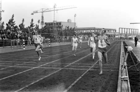 4 x 400m estafette heren. Rein van den Heuvel (rechts) wint van Fred van Herpen , Bestanddeelnr 920-4894