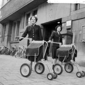4 wielige karretjes voor vrouwelijke postbode te Amsterdam, Bestanddeelnr 912-1652 photo