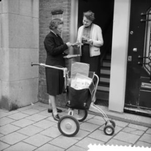 4 wielige karretjes voor vrouwelijke postbode te Amsterdam, Bestanddeelnr 912-1656 photo
