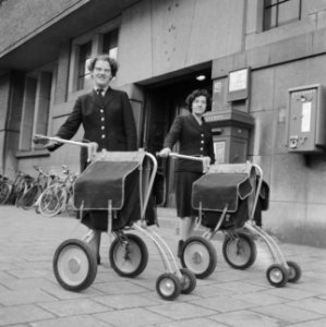 4 wielige karretjes voor vrouwelijke postbode te Amsterdam, Bestanddeelnr 912-1653 photo