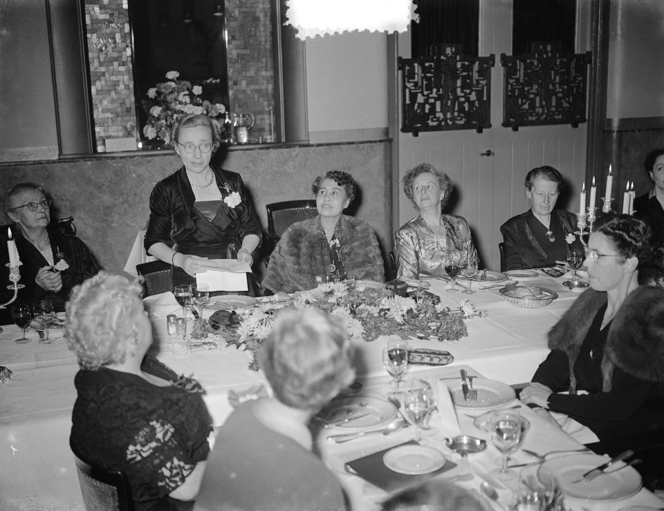 40 jaar jubilea Nederlandse Vereniging Huisvrouwen (Amsterdam) ( mevrouw Driesen, Bestanddeelnr 906-1353