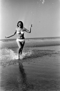 4 oktober 1964, stranddag drukte op het strandterras te Zandvoort, een enkeling , Bestanddeelnr 916-9634