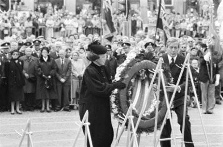 4 mei, dodenherdenking het koninklijk paar legt als eerste een krans bij Nation, Bestanddeelnr 933-9690