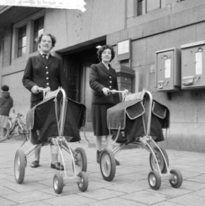4 wielige karretjes voor vrouwelijke postbode te Amsterdam, Bestanddeelnr 912-1654 photo
