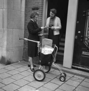 4 wielige karretjes voor vrouwelijke postbode te Amsterdam, Bestanddeelnr 912-1659 photo