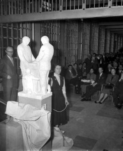40 jarig bestaan Gemeente Giro Onthulling monument door mej EM van Bentum, Bestanddeelnr 908-4074