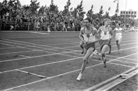 4 x 400m estafette heren. Fred van Herpen (Belgie) neemt het stokje over van Mar, Bestanddeelnr 920-4893