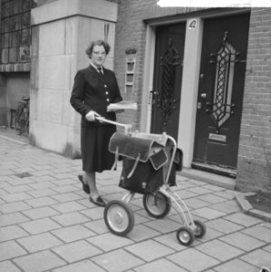 4 wielige karretjes voor vrouwelijke postbode te Amsterdam, Bestanddeelnr 912-1655 photo
