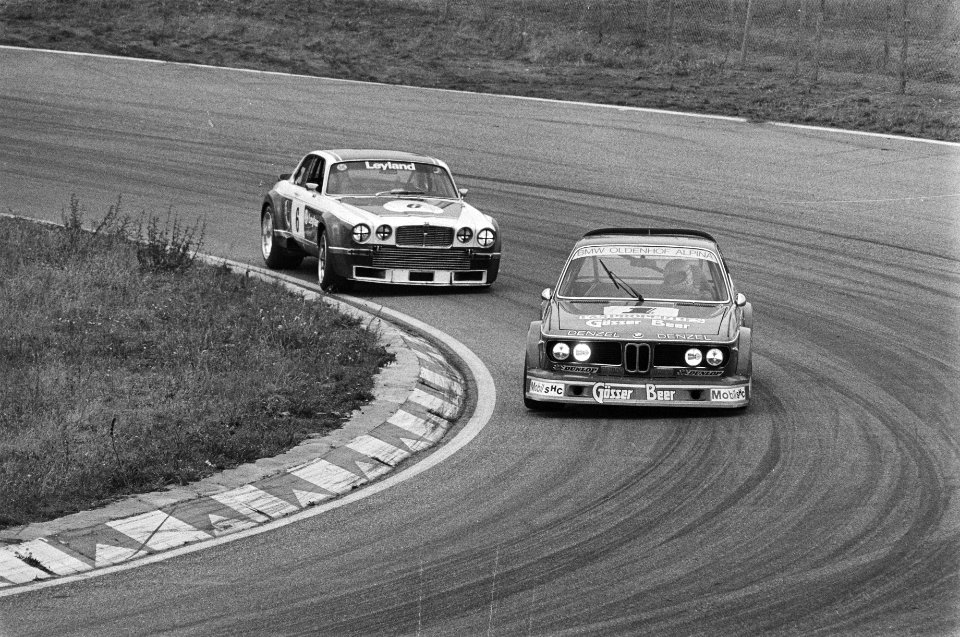 4 uursraces Zandvoort Trophy, Henemans met BMW, daarachte Engelsman Bell met Jag, Bestanddeelnr 929-2974