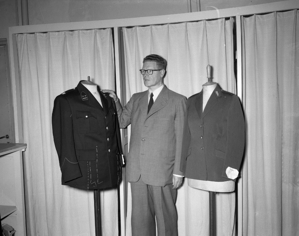 40-jarig jubilea heer G. Licht van Gemeentelijke Inrichting van Uniformkleding, Bestanddeelnr 906-5946