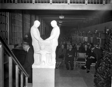 40 jarig bestaan Gemeente Giro Onthulling monument door mej EM van Bentum, Bestanddeelnr 908-4075