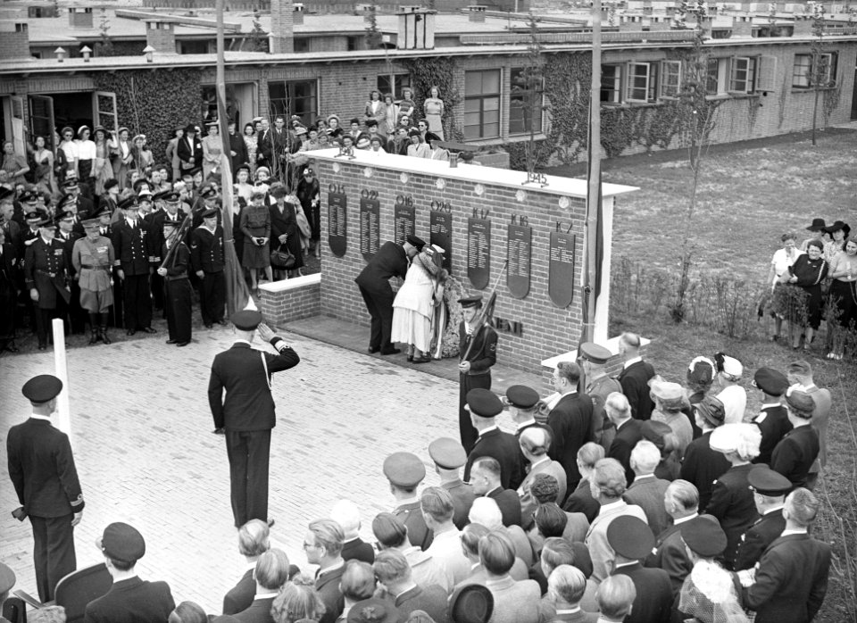 40-jarig bestaan Onderzeedienst. Onthulling gedenkteken te Rotterdam door koning, Bestanddeelnr 902-2302
