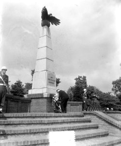 40 Jarig bestaan Koninklijke Luchtmacht . Kranslegging bij het Vliegermonument t, Bestanddeelnr 905-8113