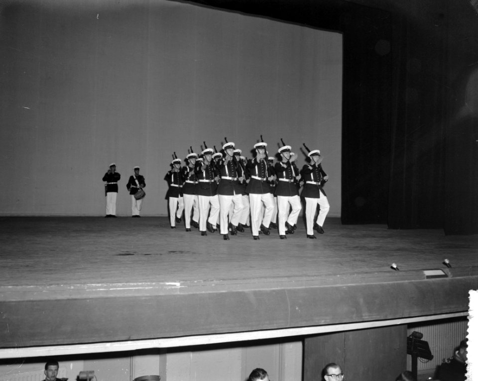 295-jarig bestaan van het Korps Mariniers in de Rotterdamse schouwburg, Bestanddeelnr 911-8340