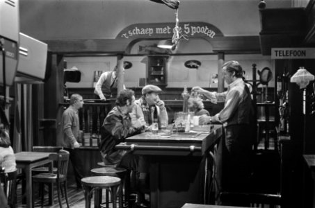 2e aflevering. Piet Romer aan de tapkast. Aan de bar Piet Hendriks (r.) en Cor �, Bestanddeelnr 922-9830