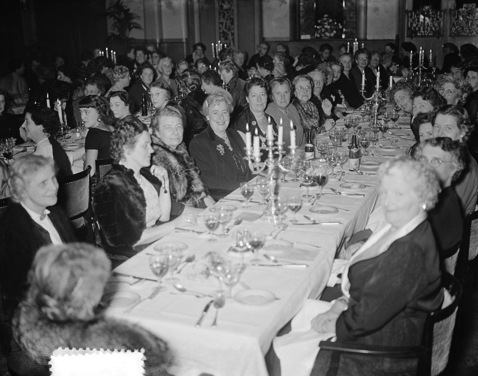 40 jaar jubilea Nederlandse Vereniging Huisvrouwen (Amsterdam) ( mevrouw Driesen, Bestanddeelnr 906-1334