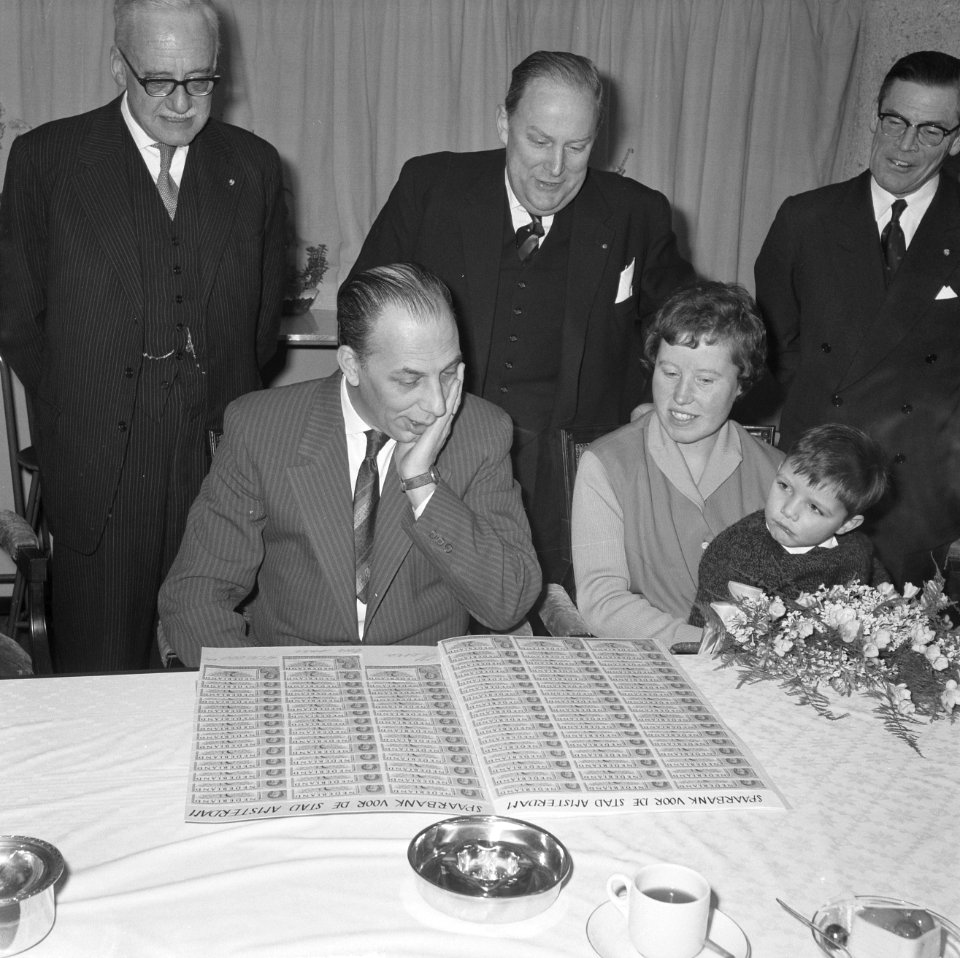 400.000e spaarder familie De Vries uit de Borgerstraat van de Spaarbank van de s, Bestanddeelnr 914-7345 photo