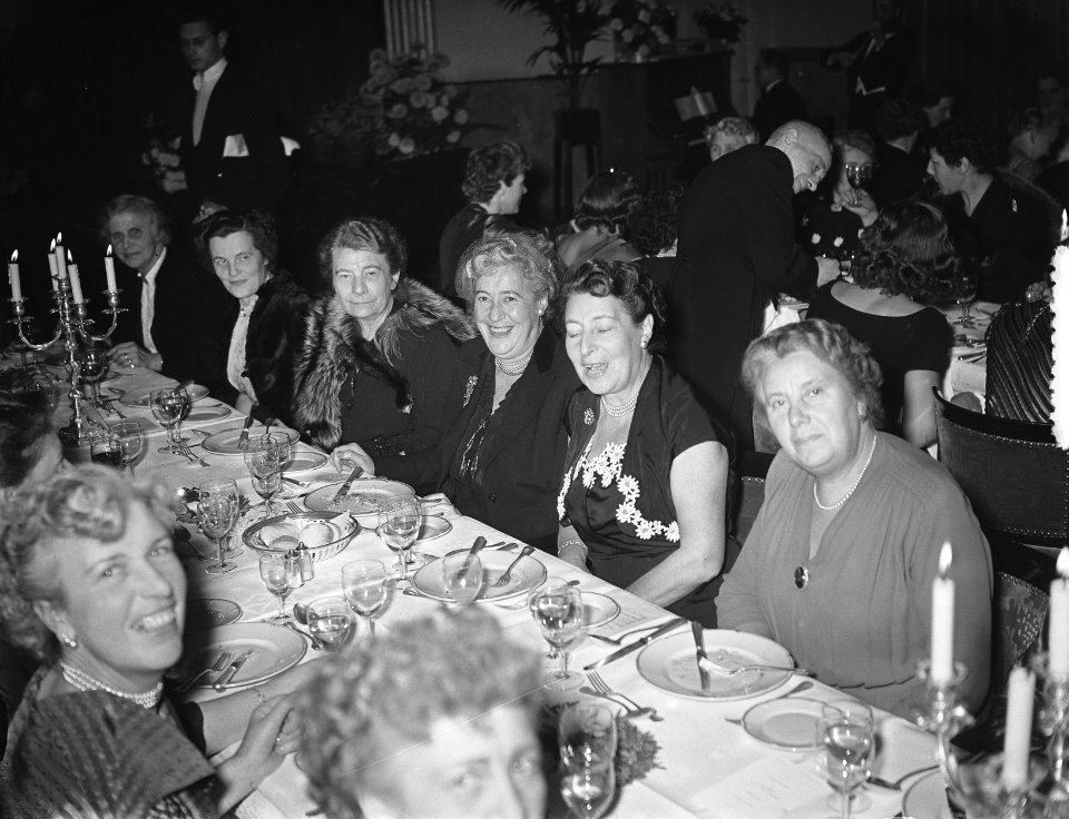 40 jaar jubilea Nederlandse Vereniging Huisvrouwen (Amsterdam) ( mevrouw Driesen, Bestanddeelnr 906-1351