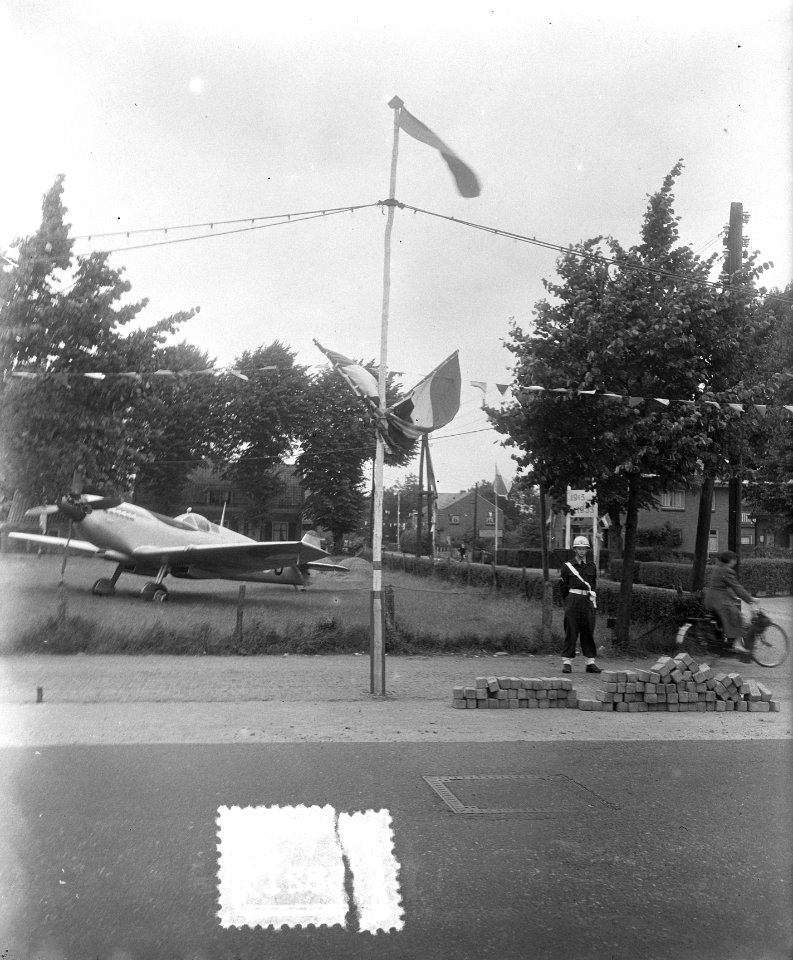 40 jarig bestaan Luchtmacht Soesterberg in feesttooi. Spitfire in een van de pla, Bestanddeelnr 905-8213