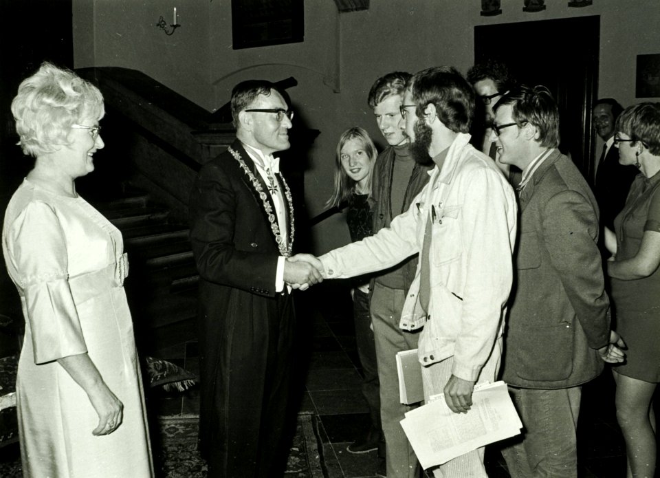 2de van links Gou, burgemeester Mr. Dr. L. de, NL-HlmNHA 5400463880