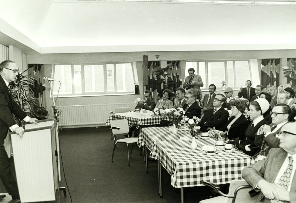 2de van rechts Gou, burgemeester Mr. Dr. L. de, NL-HlmNHA 5400463888