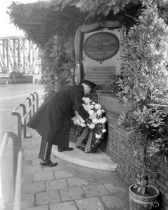 296e Verjaardag Mariniers. Kranslegging op Maasbrug, Bestanddeelnr 913-2757