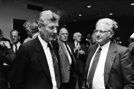 40 jaar Stichting van de Arbeid v.l.n.r. minister De Koning , FNV-voorzitter W, Bestanddeelnr 933-3590