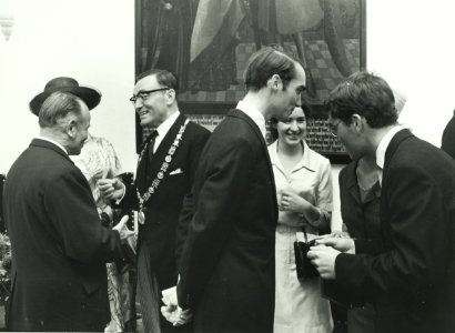 2de van links Gou, burgemeester Mr. Dr. L. de, NL-HlmNHA 5400463883