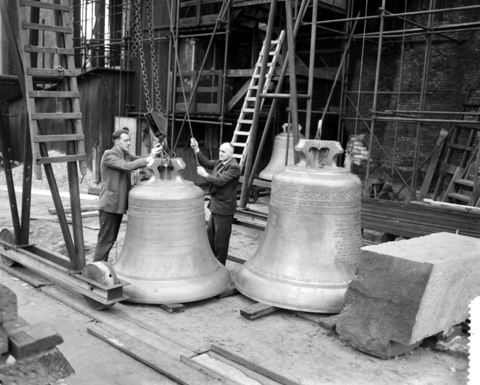 3 grote luidklokken voor de Laurenskerk te Rotterdam zijn gearriveerd, Bestanddeelnr 911-8284