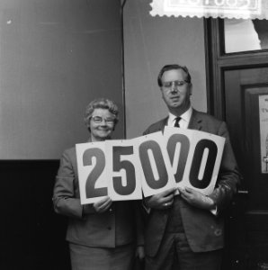 25.000 ste lid van TROS, zie ook nr. 181091, Bestanddeelnr 918-1065