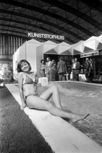 29e Internationale Huishoudbeurs in de RAI te Amsterdam. Model poseert bij zwemb, Bestanddeelnr 927-1347