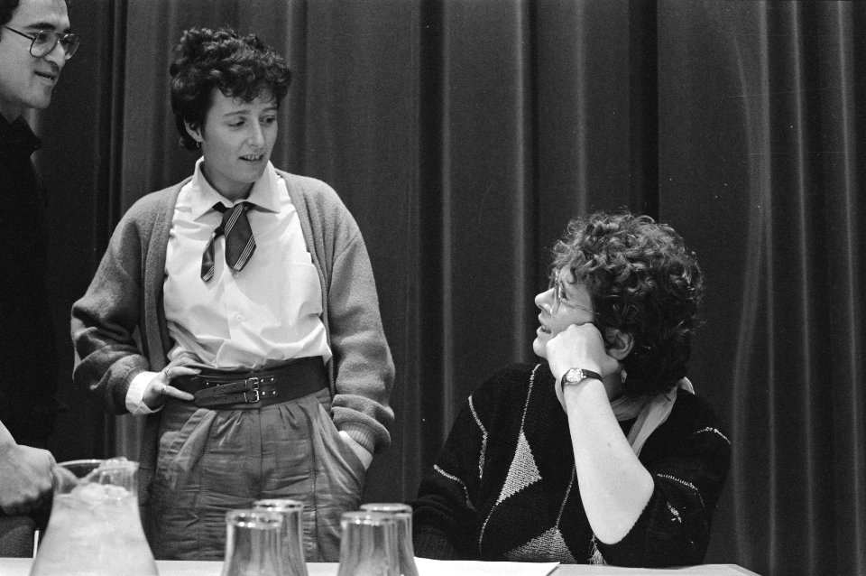 29e CPN-congres partijvoorzitter Elli Izeboud (r) in gesprek met fractievoorzitt, Bestanddeelnr 933-2533