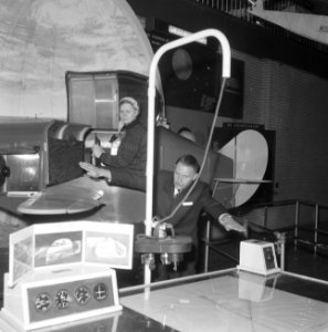 250.000ste bezoeker in Nationaal Luchtvaart Museum te Schiphol, directeur De Lan, Bestanddeelnr 916-2639