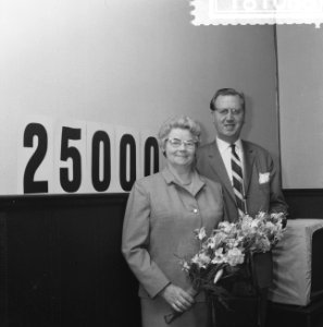 25.000 ste lid van TROS, zie ook nr. 181091, Bestanddeelnr 918-1066
