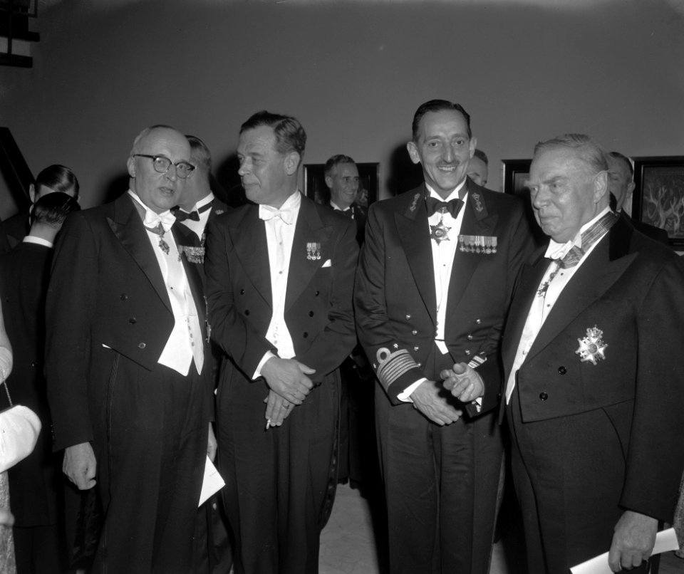 295-jarig bestaan van het Korps Mariniers in de Rotterdamse schouwburg, Bestanddeelnr 911-8341