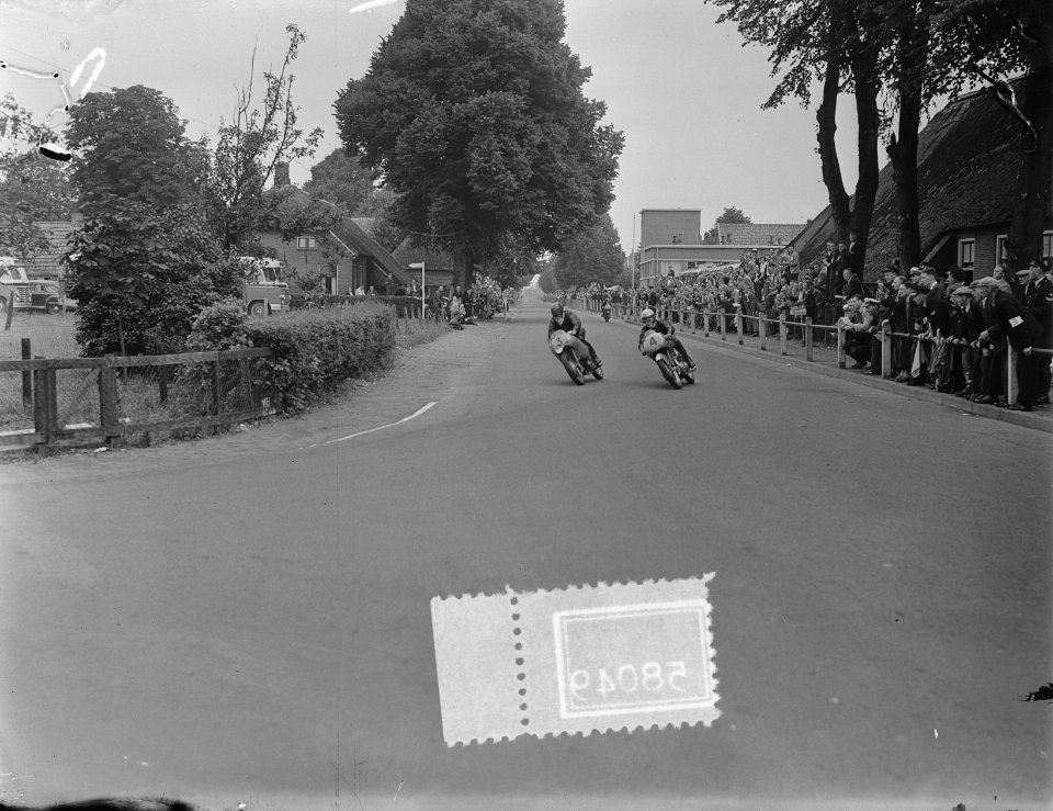 250cc. Laatste ronde. links Fergus Anderson (Guzzi nr. 3) en rechts Werner Haas , Bestanddeelnr 905-8049