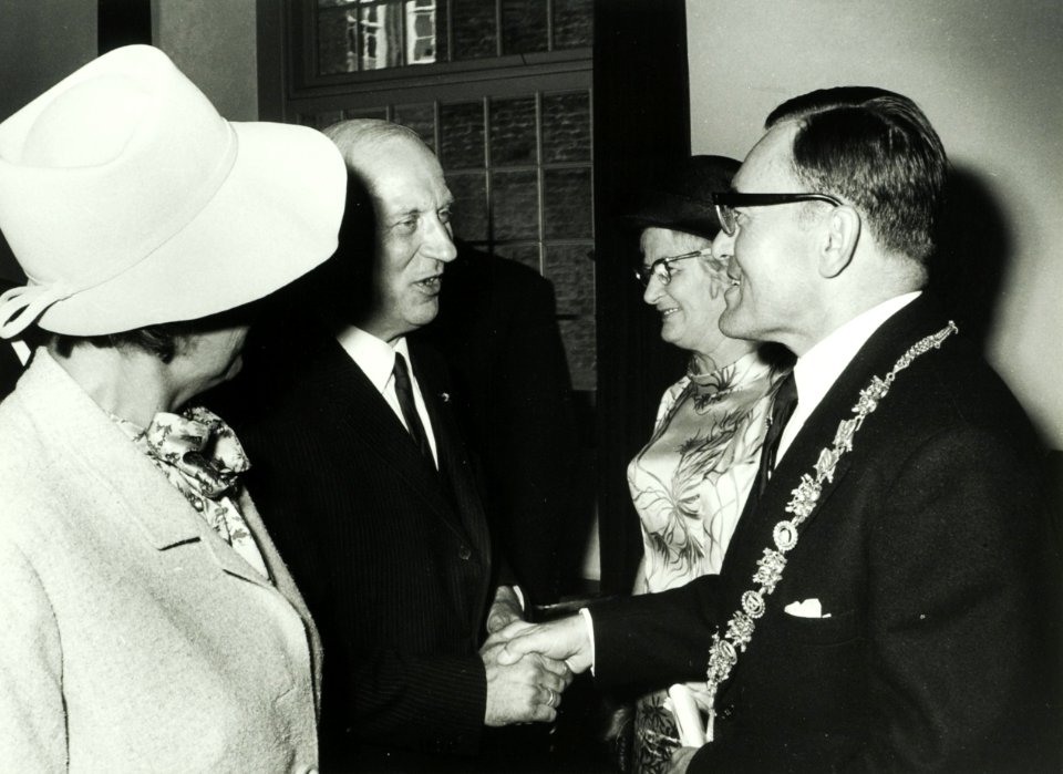 2de van links Cremers, Mr. P.O.F.M. rechts Gou, burgemeester Mr. Dr. L. de, NL-HlmNHA 5400463877