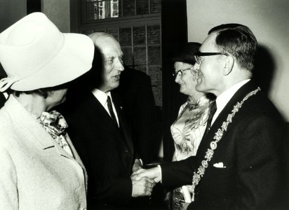 2de van links Cremers, Mr. P.O.F.M. rechts Gou, burgemeester Mr. Dr. L. de, NL-HlmNHA 5400463877